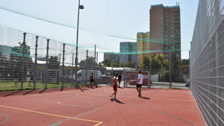 Hartplatz mit einer Fußball-Basketball-Kombination