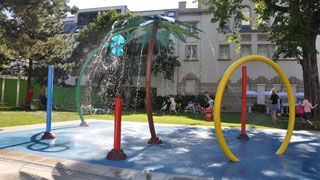 Wasserspielplatz mit Skulpturen die Wasser sprhen