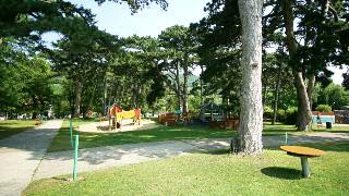 Grünflächen und Kinderspielplatz im Krapfenwaldlbad