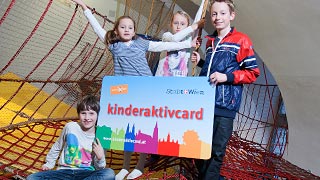 Kinder auf Klettergerst mit Kinderaktivcard