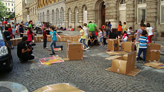 Kinder spielen auf gesperrter Straße