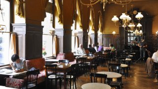 Altes Kaffeehaus Café Sperl: Tische am Fenster, Marmortische in der Raummitte