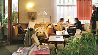 Personen sitzen in einem Kaffehaus