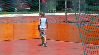 Kind beim Spielen auf der Jugendsportanlage in der Emichgasse