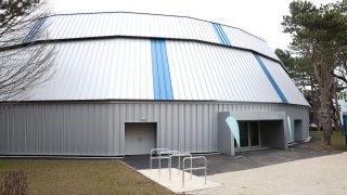 Sporthalle von außen in Form einer Rundhalle