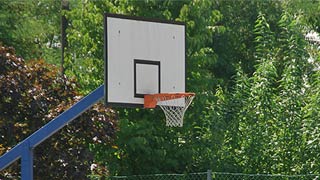 Basketballkorb in der Jugendsportanlage Osterleitengasse