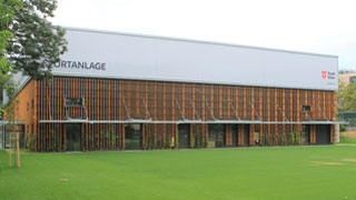 Sport und Fun Halle Leopoldstadt mit Fassade aus Holz