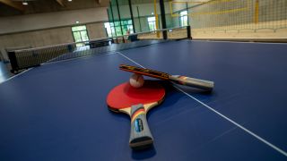 Tischtennis-Tisch in einer Sporthalle