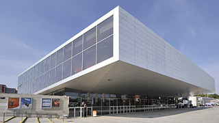 Ansicht der Stadthalle F, moderner Bau mit Glasfron
