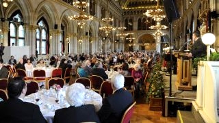 Jubilierende Hochzeitspaare im Wiener Rathaus