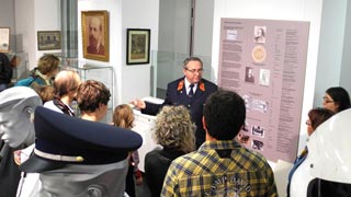 Kurator Erich Müllner bei einer Führung durch das Rettungsmuseum
