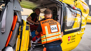 Notrztin und Rettungsteam bei der Patientenversorgung im Rettungswagen