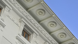 Detailfoto der Ornamente am Dachvorsprung des Schleusengebudes am Spittelauer Sporn