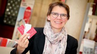 Frau hält die Vienna City Card in der Hand