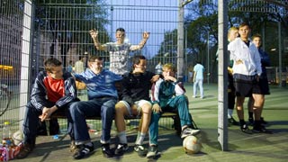 Jugendliche bei einem Fuballkfig