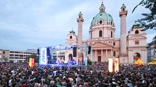 Viel Publikum vor der Bühne beim Popfest vor der Karlskirche