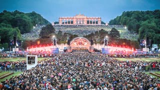 Menschenmenge bei Konzert vor der Gloriette in Schönbrunn