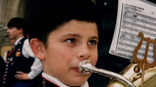 Junge mit Blasmusikinstrument