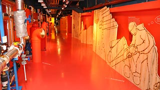 Blick in den rot gestalteten Ausstellungsraum