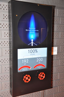 flammenspiel-apparat mit zwei drehventilen, anzeigen zu brennstoff, sauerstoff und effizienz und symbolisierte gasflamme