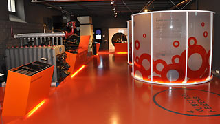 Oranger Ausstellungsraum mit großem Ofen