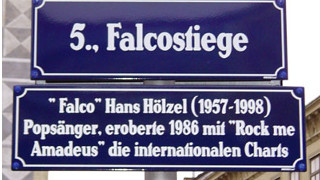 Straßenschild mit Aufschrift "Falcostiege"