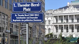 Straßentafel vom Theodor-Herzl-Platz mit Zusatzschild: "Dr. Theodor Herzl (1860-1904), Schriftsteller und Journalist, Begründer des politischen Zionismus"