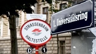 Straßenbahnschild und Straßenschild "Universitätsring"