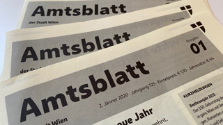 Zeitungen mit Aufschrift "Amtsblatt"