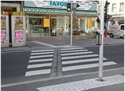 Bodenleitsystem für blinde Menschen auf einer Straßenkreuzung