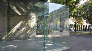 Transparenter Glaskasten unter einer Brcke