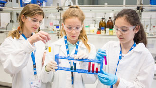 3 Mädchen in einem Labor