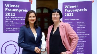 Martina Madner und Alexandra Wachter mit dem Wiener Frauenpreis