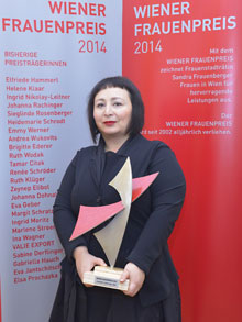 Julya Rabinowich hält den Wiener Frauenpreis 2014 in den Händen.