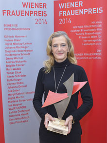 Kathrin Zechner hlt den Wiener Frauenpreis 2014 in den Hnden.