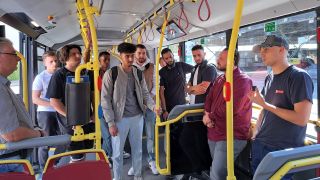 Jugendliche in einem Wiener Linien Bus