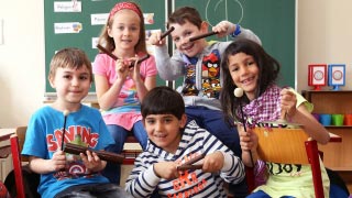 Kinder unterschiedlicher Nationalitten in einer Schulklasse