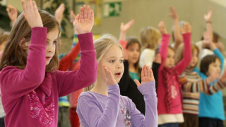 Kinder mit erhobenen Händen