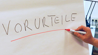 Flipchart mit dem Wort "Vorurteile"