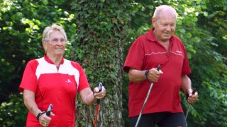 Älteres Paar beim Nordic Walking