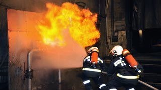 Gasflamme wird abgedrngt von Feuerwehrmnnern