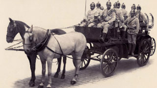 Pferdelöschwagen mit Feuerwehrmännern