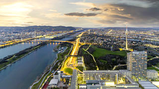 Panorama des abendlichen Wiens entlang der Donau