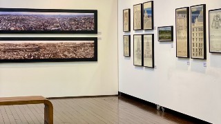 Ausstellungsräumlichkeit mit Bildern