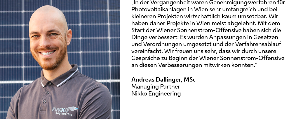 Porträt eines Mannes, Andreas Dallinger, mit Glatze und Bart, der vor einer Wand aus Solarpaneelen steht und lächelt. Daneben befindet sich ein Zitat über vereinfachte Genehmigungsverfahren für Photovoltaikanlagen in Wien. Copyright: Nikko Engineering 