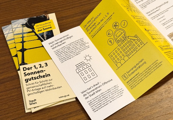 Dreifach gefalteter Informationsfolder mit gelbem und weißem Design zur Wiener Sonnenstrom-Offensive. Auf der Titelseite steht „Der 1, 2, 3 Sonnengutschein“. Copyright: kraftwerk