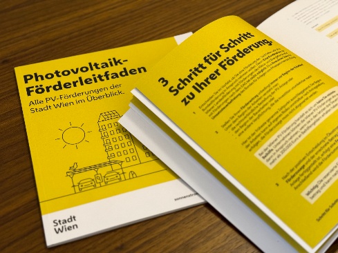 Quadratische Broschüre mit gelbem Titelcover und Illustration von Gebäuden mit Photovoltaik-Anlagen. Der Titel lautet „Photovoltaik-Förderleitfaden – Alle PV-Förderungen der Stadt Wien im Überblick“. Copyright: kraftwerk