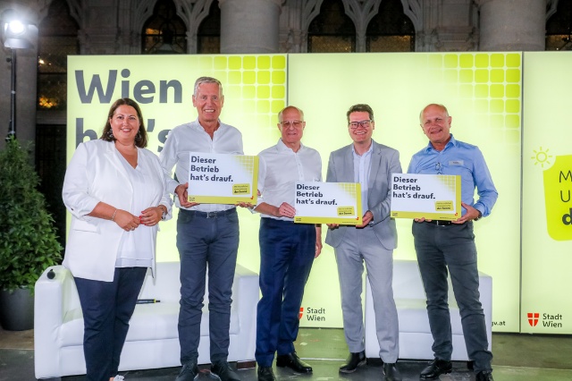 Drei Vertreter von Wiener Betrieben stehen gemeinsam mit Vizebürgermeisterin Gaal und Stadtrat Czernohorszky vor einer gelben Wand im Design der Sonnenstrom-Offensive. Sie halten Schilder in den Händen als Symbol für ihre Solarpartnerschaft mit dem Slogan "Dieser Betrieb hat's drauf". Copyright: Stadt Wien/Christian Fürthner