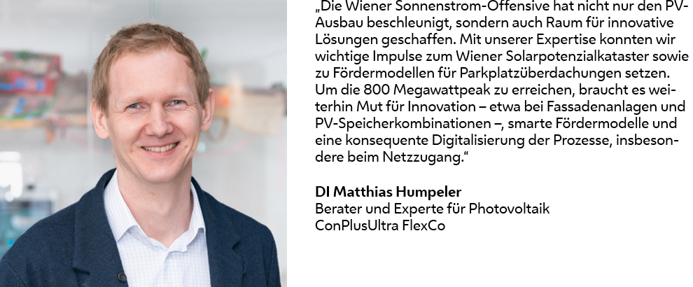 Porträt eines Mannes, Matthias Humpeler mit hellem Hemd und dunkelblauem Sakko, der freundlich lächelt. Daneben steht ein Zitat über die Bedeutung der Wiener Sonnenstrom-Offensive für Innovation und Digitalisierung im PV-Ausbau.