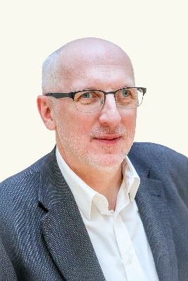 Porträt eines Mannes, Herbert Ritter, mit Brille, grauem Sakko und weißem Hemd vor hellem Hintergrund. Copyright: Stadt Wien/Christian Fürthner